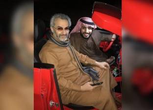 بالفديو| الوليد بن طلال في نزهة مع "الربع" بسيارته الجديدة