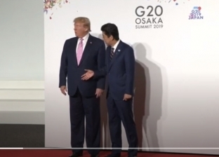 فيديو| قبل رئيس وزراء اليابان.. زعماء ضحايا "مصافحة" ترامب