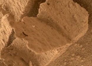 اكتشاف صخرة على شكل كتاب بكوكب المريخ يثير دهشة العلماء.. ما سر ظهورها؟