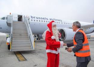 بالصور| "بابا نويل" يصل مطار مرسى علم للاحتفال بالكريسماس