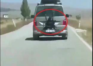 بالفيديو| أب يربط ابنته بصندوق السيارة ويسير على الطريق السريع