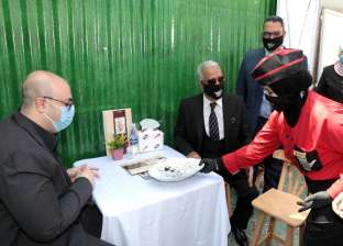 محافظ بني سويف يتناول «ساندويتشات» في افتتاح مطعم للصم والبكم