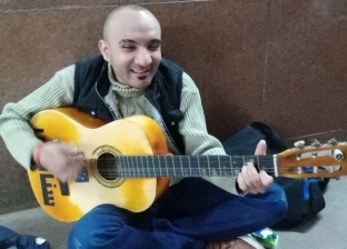 «أمير» مغني وعازف جيتار هزم مرضه في أنفاق الإسكندرية.. الموهبة تحب الخفية (فيديو)