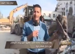 كتب وحامل كاميرا.. عمرو خليل يستعرض ما تحت أنقاض برج الجلاء في غزة