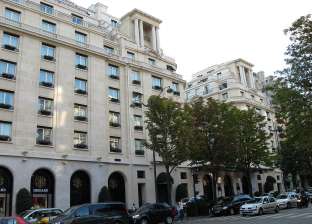 مسلحان يسرقان مجوهرات بنحو 100 ألف يورو من فندق بباريس