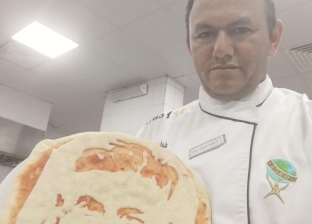 شيف يصنع "بيتزا راموس" احتفالا بتواجد نجم ريال مدريد في الغردقة