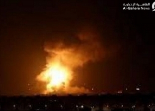 قوات الاحتلال الإسرائيلي تلقي قنابل مضيئة في سماء خان يونس جنوب غزة