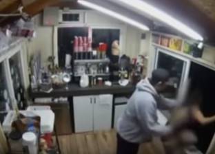 بالفيديو| شاب يقتحم مقهى بأمريكا ويختطف فتاة لاغتصابها