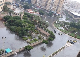 صور.. الأمطار تحول ميدان فيكتور عمانويل في الإسكندرية إلى بحيرة مياه