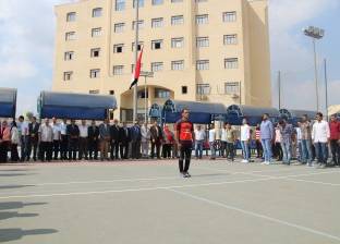 بالصور| رئيس جامعة كفر الشيخ يشهد تحية العلم والنشيد الوطني مع الطلاب