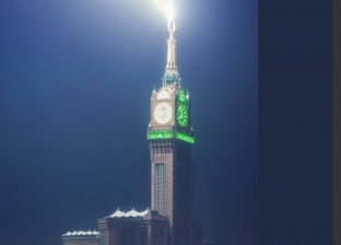 بالصور| البرق يضرب برج الساعة في مكة