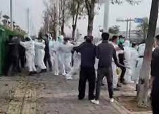 مناوشات بين الشرطة الصينية وعمال مصنع آيفون بسبب قيود كورونا
