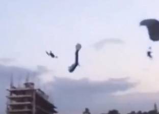 بالفيديو| لحظات مرعبة.. سائحة تسقط من ارتفاع 50 قدما بعد تصادم منطادين