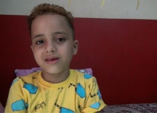 بالفيديو والصور| طفل "عايز أنام يا حاجة" ينعش المجتمع في مواجهة "التنمر": "مش رايح المدرسة تاني"