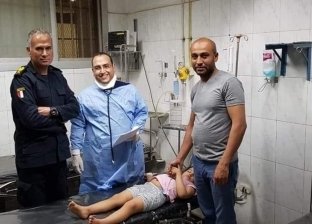"في خدمة الشعب".. لواء شرطة ينقذ طفلة لدغها عقرب وقت الحظر وينقلها للمستشفى