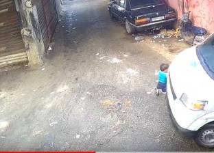 بالفيديو| طفل ينجو من حادثة دهس بمعجزة