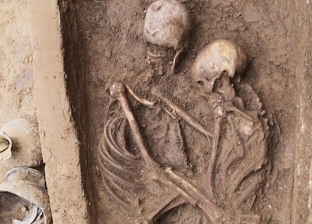 هل انتحرا؟.. سر العثور على مقبرة لزوجين يحتضنان بعضهما قبل 1600 عام