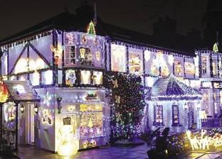 بريطانيان يحولان منزلهما إلى سطح سفينة احتفالاً بأعياد الميلاد