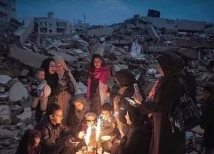 رغم القصف.. أسرة فلسطينية تحتفل بعيد ميلاد صغيرها على أنقاض منزل منهار