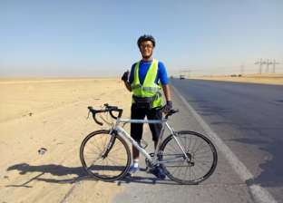 «إبراهيم» كفيف يحلم بتحقيق بطولات في قيادة الدراجات: مش محتاج أشوف