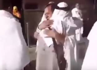 فيديو| "فرقتهما الحرب".. شقيقان سوريان يلتقيان بالحج لأول مرة من سنوات