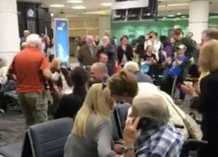 بالفيديو| مطار يتحول إلى صالة رقص بعد إعلان تأخر الرحلة