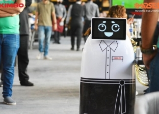 لأول مرة في مصر.. مطعم يستعين بـ"روبوت" لتقديم الطلبات للزبائن