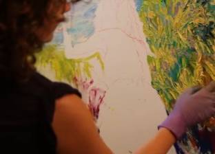 بالفيديو| فنانة تستخدم يديها للرسم بدلا من "الفرشاة"