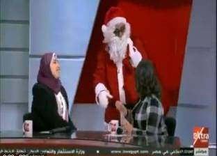 بالفيديو| "بابا نويل" يفاجئ مذيعة "إكسترا نيوز" وضيوفها على الهواء