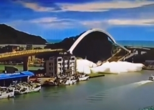 بالفيديو.. لحظة انهيار جسر تايوان المعلق