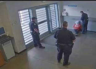 بالفيديو| شرطي أمريكي يوجه "لكمة" قوية لمعتقل.. وغضب على "فيسبوك"