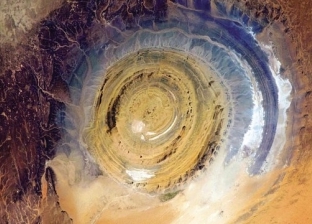 سلطان النيادي ينشر صورا لـ«عين الصحراء» من الفضاء