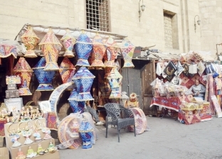 استمرار بيع الفوانيس وزينة رمضان في بورسعيد.. محمد صلاح يتصدر القائمة