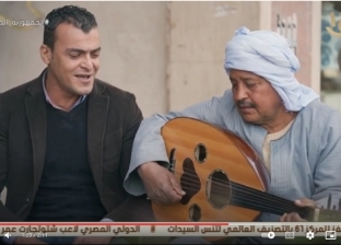«حكاوي القهاوي» يستضيف «عم باهي» حارس عقار يعزف في الشارع