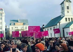 نساء إيسلندا يتظاهرن للمطالبة بمساواتهن مع الرجال في الأجر