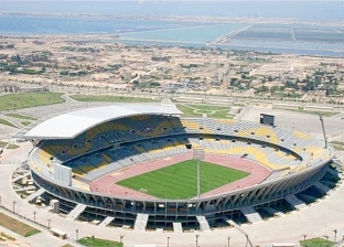 "عوة" و"برد العجوزة" يغرقان ملعب برج العرب قبل مباراة القمة