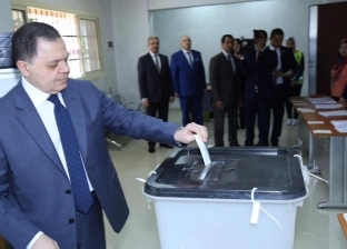 صور| وزير الداخلية يدلي بصوته في الاستفتاء: نحرص على توفير مناخ آمن