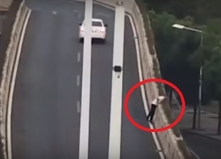 بالفيديو| سائق يقفز من فوق جسر هربا من اختبار المخدرات