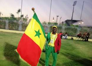 كبير مشجعى السنغال يجوب العالم بالأوسمة: تبادُل ثقافى