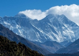 "إيفرست".. حساب جديد لأعلى قمة جبلية في العالم
