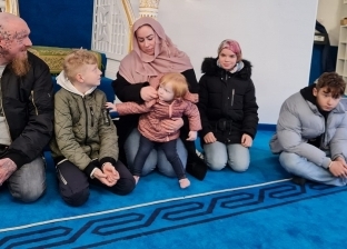 عائلة ألمانية تشهر إسلامها بعد صلاة الجمعة.. نطقوا الشهادتين «فيديو»
