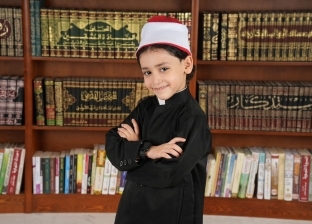 بـ الجلابية والعمامة.. «أحمد» يوثق أول يوم دراسة لابنه: «بشجعه على التعلم»