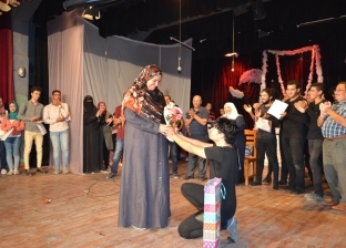 بالصور| راكعا على ركبتيه.. "أمير" يهدي والدته ورودا على خشبة المسرح