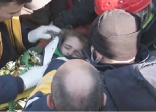 فيديو مؤثر للحظة إنقاذ طفلة سورية ظلت 6 أيام تحت الأنقاض: «أنا هون خالتو»