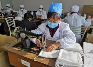 بأيدي متطوعين.. حكاية قرية صينية تكافح "كورونا" بصناعة الكمامات