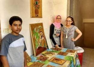 طالبات يصممن لوحات فنية بالإسكندرية باستخدام خامات البيئة بعد تدويرها