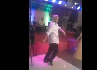 بالفيديو| وفاة رجل بـ"أزمة قلبية" أثناء رقصه في حفل زفاف