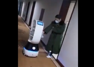 3 مشاهد صينية توضح تفشي الرعب بسبب كورونا.. روبوت يقدم الطعام في فندق