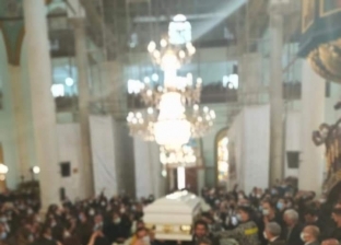بدء صلوات تجنيز القس مكاري في الكنيسة المرقسية بالأزبكية (صور)