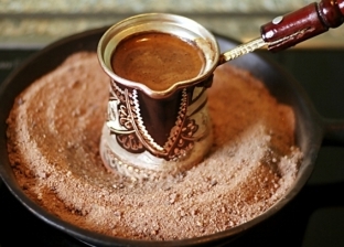 الاختراعات مش بتنتهي.. شاب يستخدم علبة تونة لتحضير القهوة في البيت